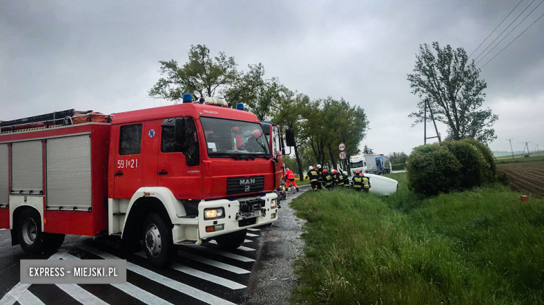Zderzenie trzech pojazdów wysokości zjazdu do Tarnowa. Droga całkowicie zablokowana 