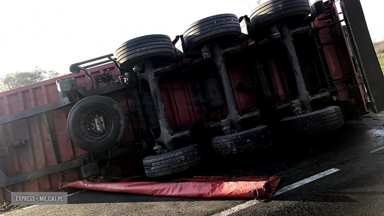 Na trasie Ziębice-Służejów samochód ciężarowy przewożący węgiel wpadł do rowu 