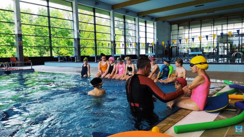 Projekt pn. Umiem Pływać oraz Pływam Dalej pozwala na naukę pływania i kontynuację nabytych już umiejętności 150 dzieciom uczęszczającym do szkół na terenie gminy Ząbkowice Śląskie