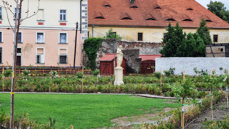 W Kamieńcu Ząbkowickim odtwarzają barokowe ogrody opackie
