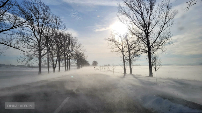 Droga wojewódzka nr 382 w Kluczowej. Na jezdni zalega spora warstwa śniegu, który wiatr nawiewa z pól
