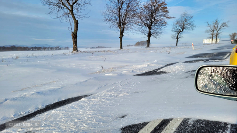 Droga wojewódzka nr 382 w Kluczowej. Na jezdni zalega spora warstwa śniegu, który wiatr nawiewa z pól
