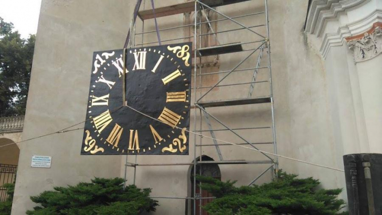 Montaż zegara na wieży kościelnej w Henrykowie