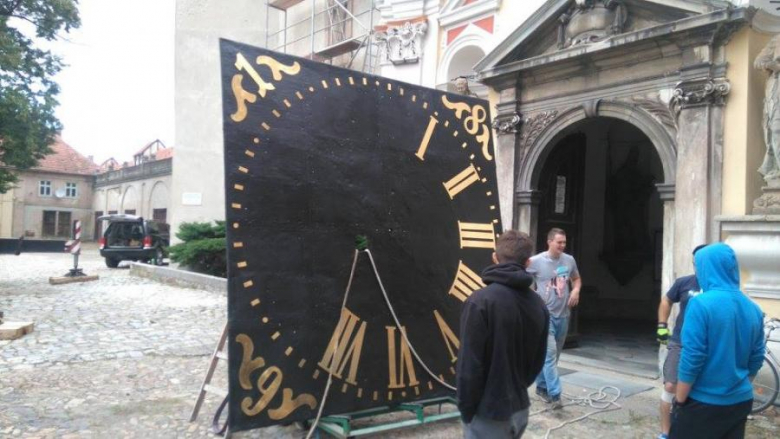 Montaż zegara na wieży kościelnej w Henrykowie