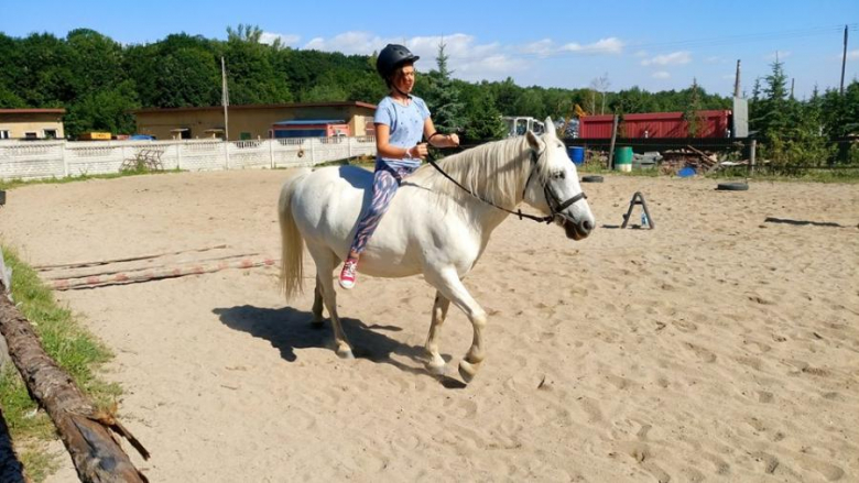 Od miesiąca w Złotym Stoku chętne dzieci i młodzież uczą się jazdy konnej w ramach projektu „Poznaj Świat Koni”.
