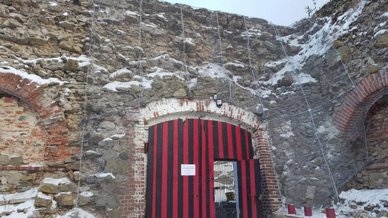 Stan muru szyjowego i bramy w styczniu 2018