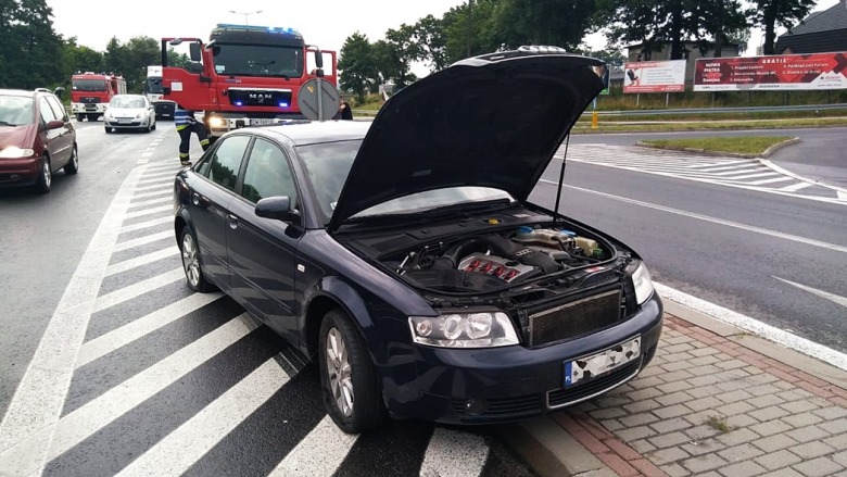 Zderzenie Renault i Audi na skrzyżowaniu ul. Legnickiej z krajową ósemką