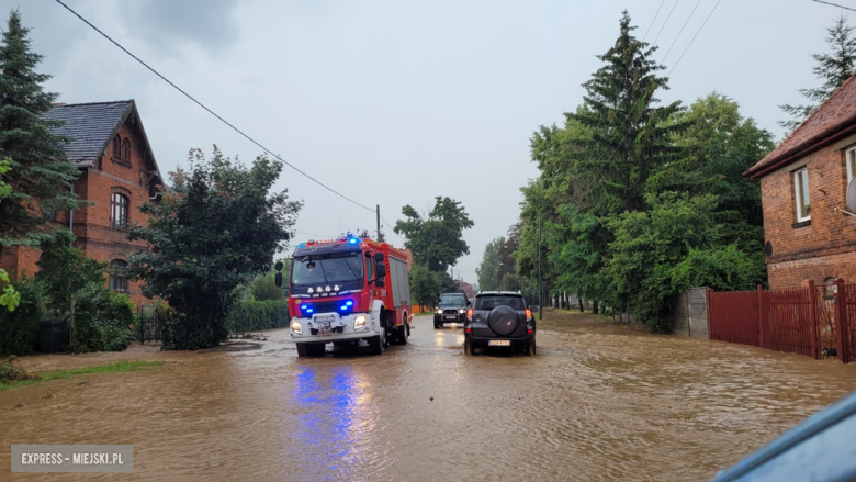 Ulica Przemysłowa w Ziębicach w piątkowy poranek po intensywnych opadach deszczu