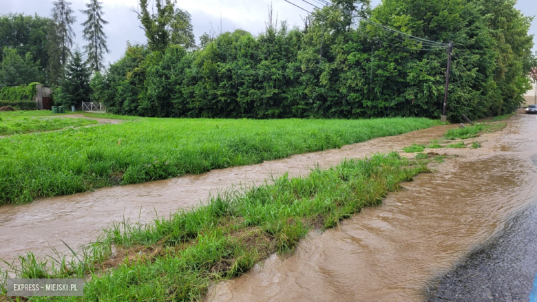 Droga powiatowa w Starczowie w piątkowy poranek po intensywnych opadach deszczu