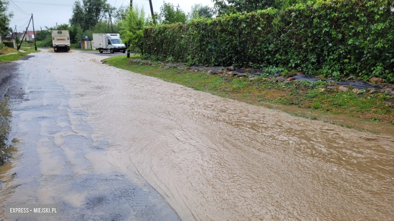 Droga powiatowa w Starczowie w piątkowy poranek po intensywnych opadach deszczu