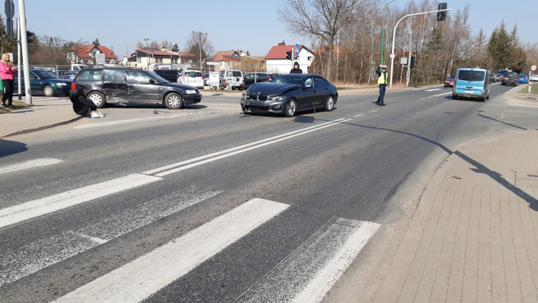 Zderzenie volkswagena i bmw na skrzyżowaniu ul. Dalekiej z krajową ósemką