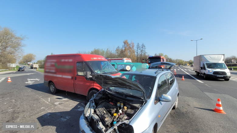 Zderzenie trzech pojazdów na skrzyżowaniu ul. Legnickiej z krajową ósemką. Są utrudnienia