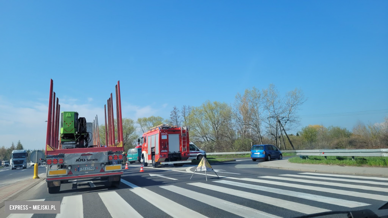 Zderzenie trzech pojazdów na skrzyżowaniu ul. Legnickiej z krajową ósemką. Są utrudnienia