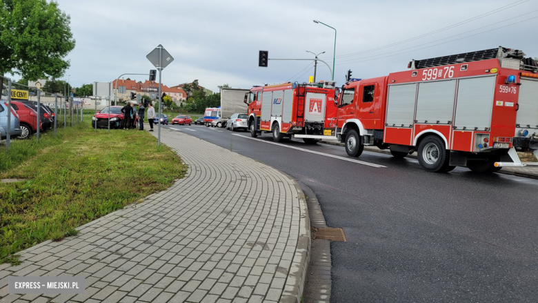 Na skrzyżowaniu ul. Dalekiej z krajową ósemką w Ząbkowicach Śląskich zderzyły się osobowy seat i renault