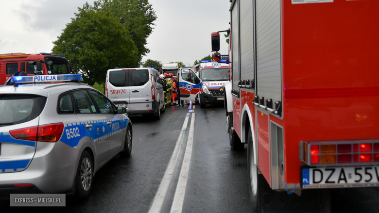 Zderzenie samochodu ciężarowego i busa przewożącego dzieci na krajowej ósemce Braszowicach