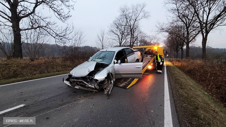 Toyota wypadła z drogi między Ząbkowicami Śląskimi a Stolcem