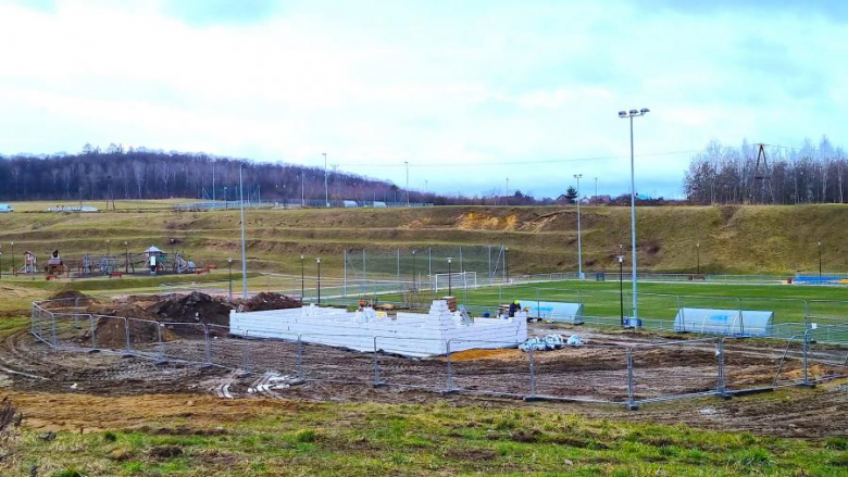 Trwa budowa szatni na kompleksie sportowo-rekreacyjnym w Kamieńcu Ząbkowickim