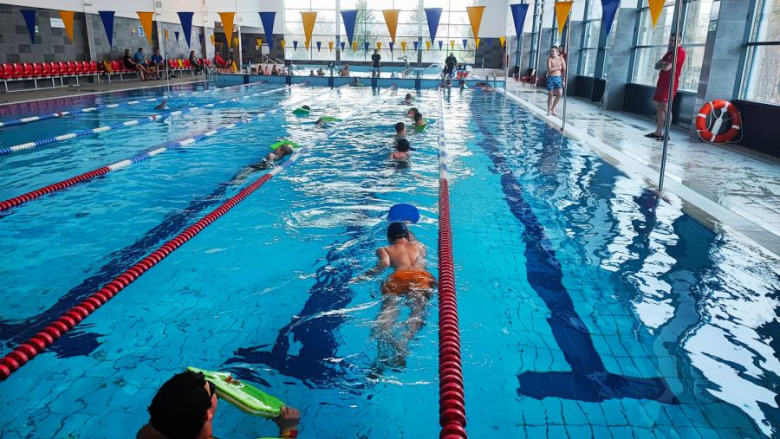 Ponad 500 uczniów uczęszcza na lekcje pływania w ząbkowickiej gminie