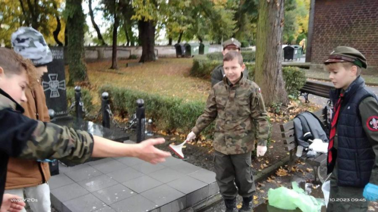 Harcerze porządkowali groby Sybiraków i Nieznanego Żołnierza