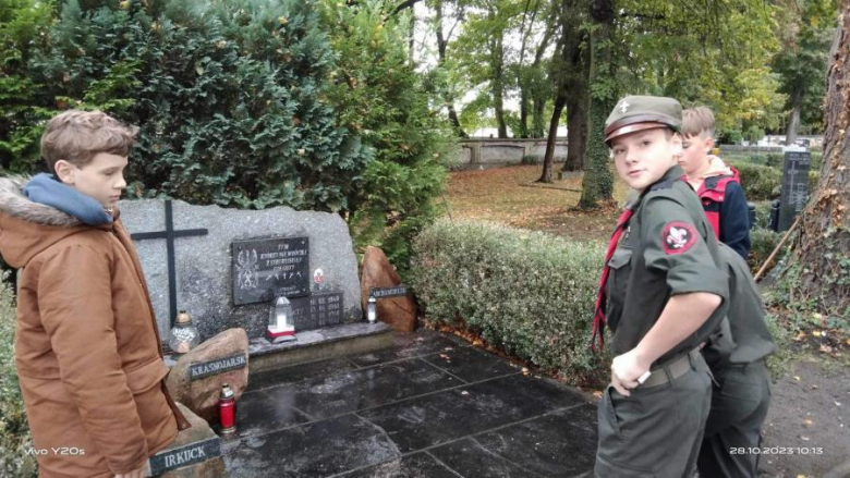 Harcerze porządkowali groby Sybiraków i Nieznanego Żołnierza