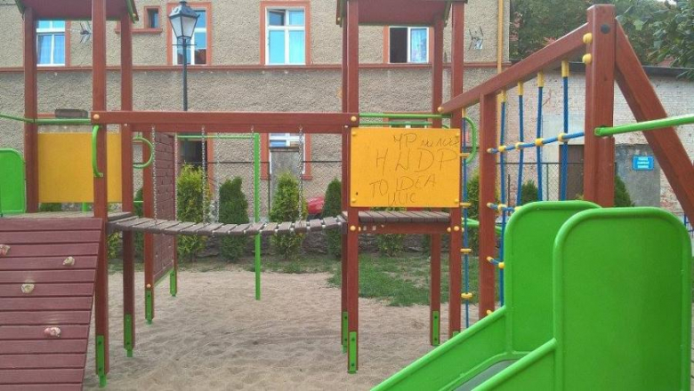 Popisany plac zabaw przy przedszkolu na ul Złotostockiej