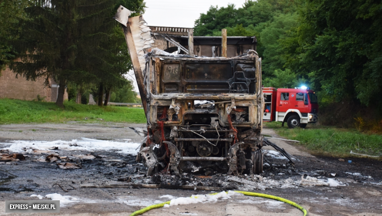 W Kamieńcu Ząbkowickim spłonął samochód ciężarowy i osobowe BMW