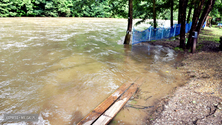 Nysa Kłodzka w Bardzie przekroczyła stan alarmowy. O godz. 17.30 poziom wody w rzece wynosił 257 cm.