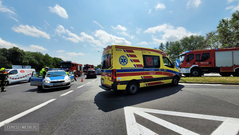 Zderzenie trzech osobówek na skrzyżowaniu ul. Legnickiej z krajową ósemką