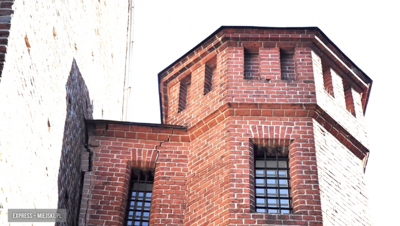 Spękania na jednej ze ścian Krzywej Wieży w Ząbkowicach Śląskich. Obiekt jest nieczynny do odwołania