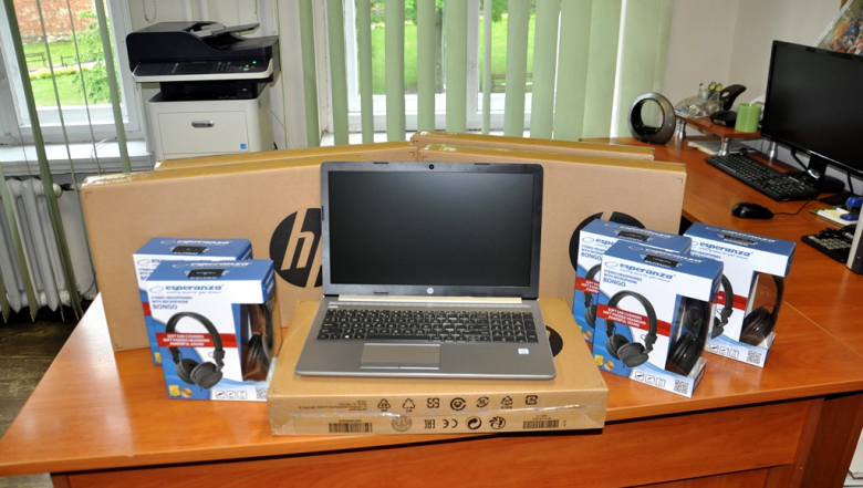 Z otrzymanych środków zakupiono 31 laptopów, które będą wykorzystywane do nauki zdalnej przez uczniów szkół podlegających pod powiat