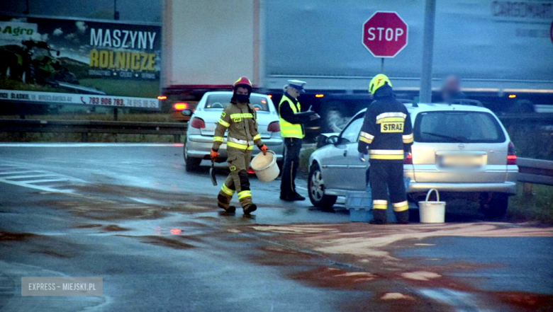 Ze względu na rozlaną substancję ropopochodną i uszkodzone samochody wyjazd na ul. Wrocławską od strony krajowej ósemki jest zablokowany. Na utrudnienia mogą napotkać także kierowcy zjeżdżający z drogi krajowej w ulicę Wrocławską