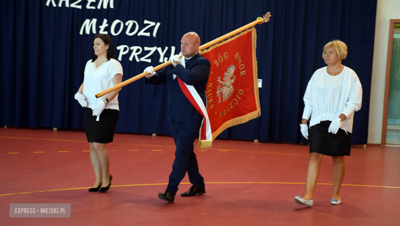 Oficjalne nadanie sztandaru Szkole Podstawowej im. Adama Mickiewicza w Ciepłowodach