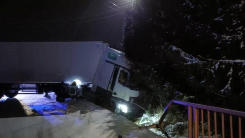 Samochód ciężarowy blokuje drogę między Lubnowem a Chałupkami
