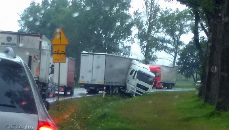 	Kolizja samochodu ciężarowego nieopodal zjazdu do Tarnowa