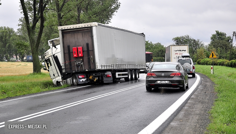 Kolizja samochodu ciężarowego nieopodal zjazdu do Tarnowa