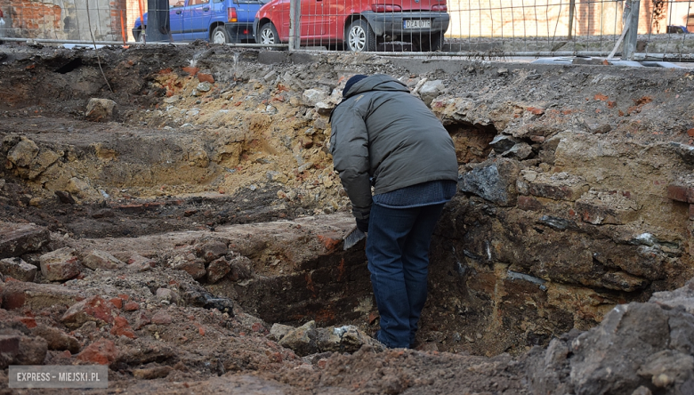 W miejscu znaleziska trwają prace archeologiczne. Prowadzi je Piotr Stojanowicz, archeolog z Ząbkowic Śląskich