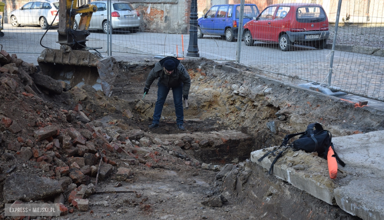 W miejscu znaleziska trwają prace archeologiczne. Prowadzi je Piotr Stojanowicz, archeolog z Ząbkowic Śląskich