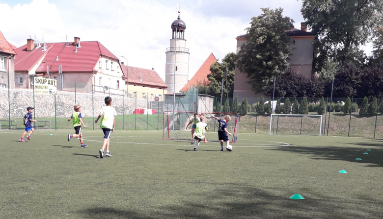 Sportowe wakacje na Orliku z Gminnym Centrum Edukacji i Sportu w Ziębicach