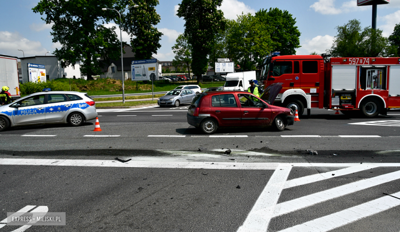 Zderzenie trzech osobówek na skrzyżowaniu ul. Legnickiej z krajową ósemką