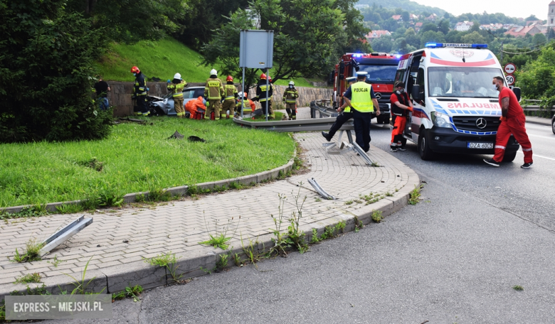 Wypadek na krajowej ósemce. Kierowca Audi wypadł z drogi, staranował barierkę i uderzył w mur