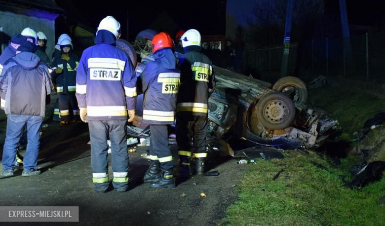 Wypadek w Chwalisławiu. Mężczyzna wjechał w słup  telekomunikacyjny i dachował