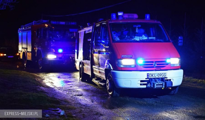 Wypadek w Chwalisławiu. Mężczyzna wjechał w słup  telekomunikacyjny i dachował