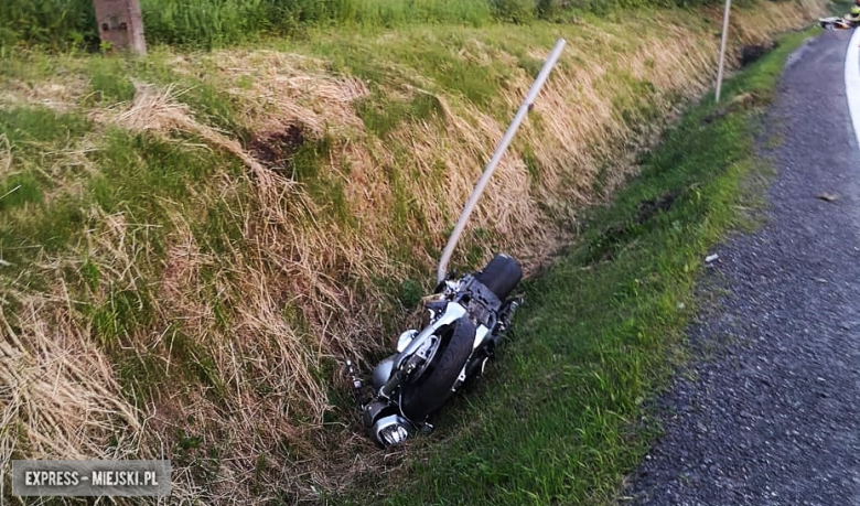Śmiertelny wypadek na krajowej ósemce w Szklarach. Motocyklista potrącił pieszego