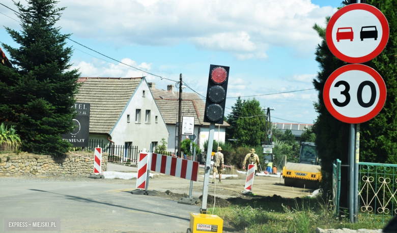 Remont drogi wojewódzkiej nr 385 w Srebrnej Górze. Prace mają zakończyć się do końca października