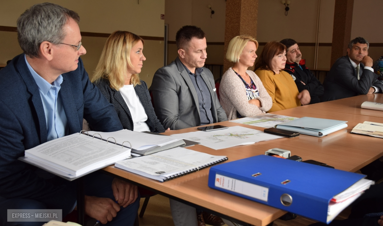 Spotkanie grupy mieszkańców i urzędników z przedstawicielami GDDKiA w sprawie spowolnienia ruchu na krajowej ósemce w Braszowicach