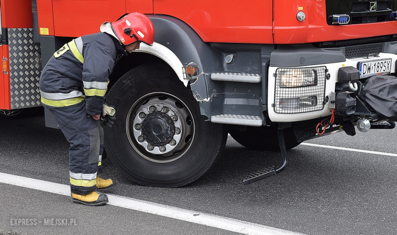 Zderzenie wozu strażackiego ze Skodą. Utrudnienia na krajowej ósemce