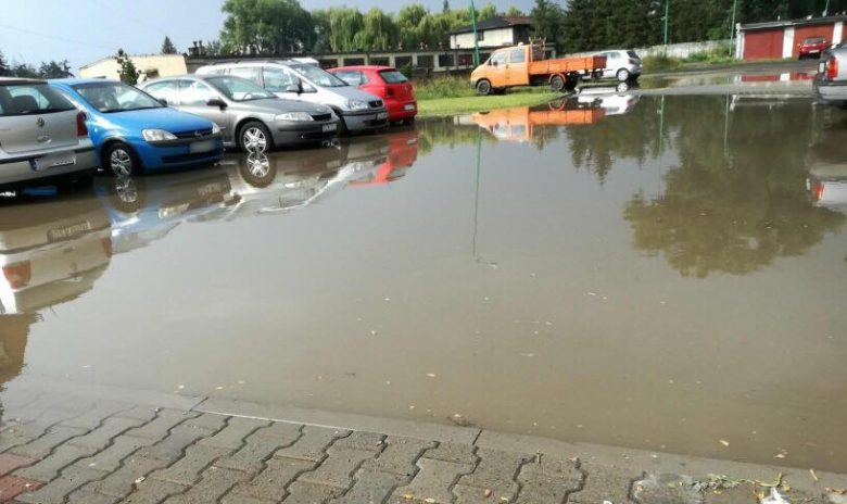 	Obfite opady deszczu w Ząbkowicach Śląskich. Zalany parking na osiedlu Słonecznym