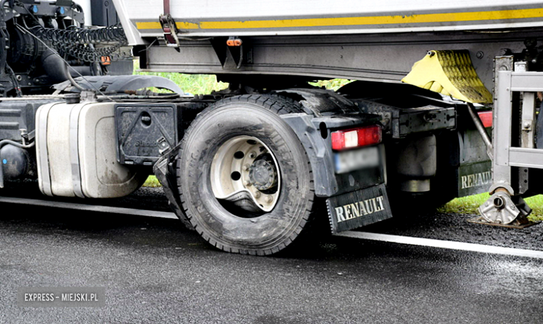 Zderzenie osobowego Mercedesa i ciężarowego Renault na krajowej ósemce za Braszowicami w kierunku Barda