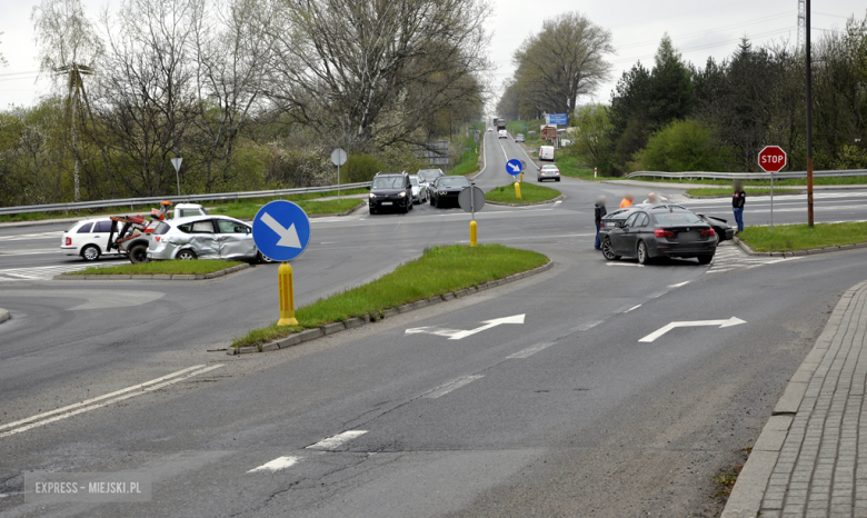 Na skrzyżowaniu krajowej ósemki z ul. Legnicką zderzyły się trzy pojazdy