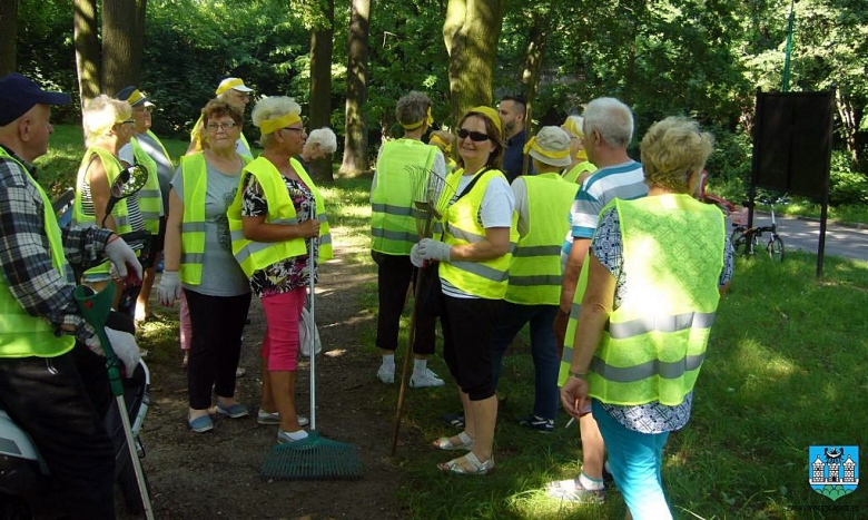 Członkowie Klubu Seniora sprzątali tereny zielone w Ząbkowicach Śląskich
